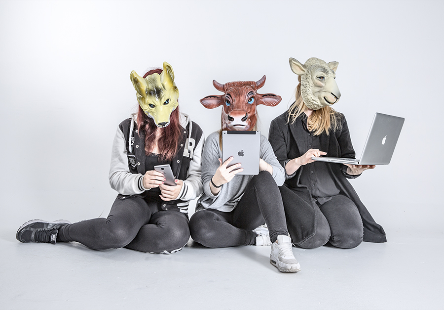 Auf dem Bild sind 3 Personen zu sehen jeweils mit Tiermasken auf den Köpfen und jede ein anderes Digitales Gerät in der Hand Auf dem Bild sind 3 Personen zu sehen jeweils mit Tiermasken auf den Köpfen und jede ein anderes Digitales Gerät in der Hand