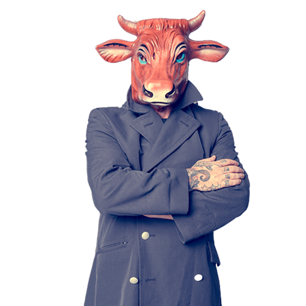 Mu(h)tige Werbung - einzigartig auffallend - Werbeagentur madmoses Ein Mann mit Stiermaske sieht mit verschränkten Armen und grauen Mantel in richtung Kamera.